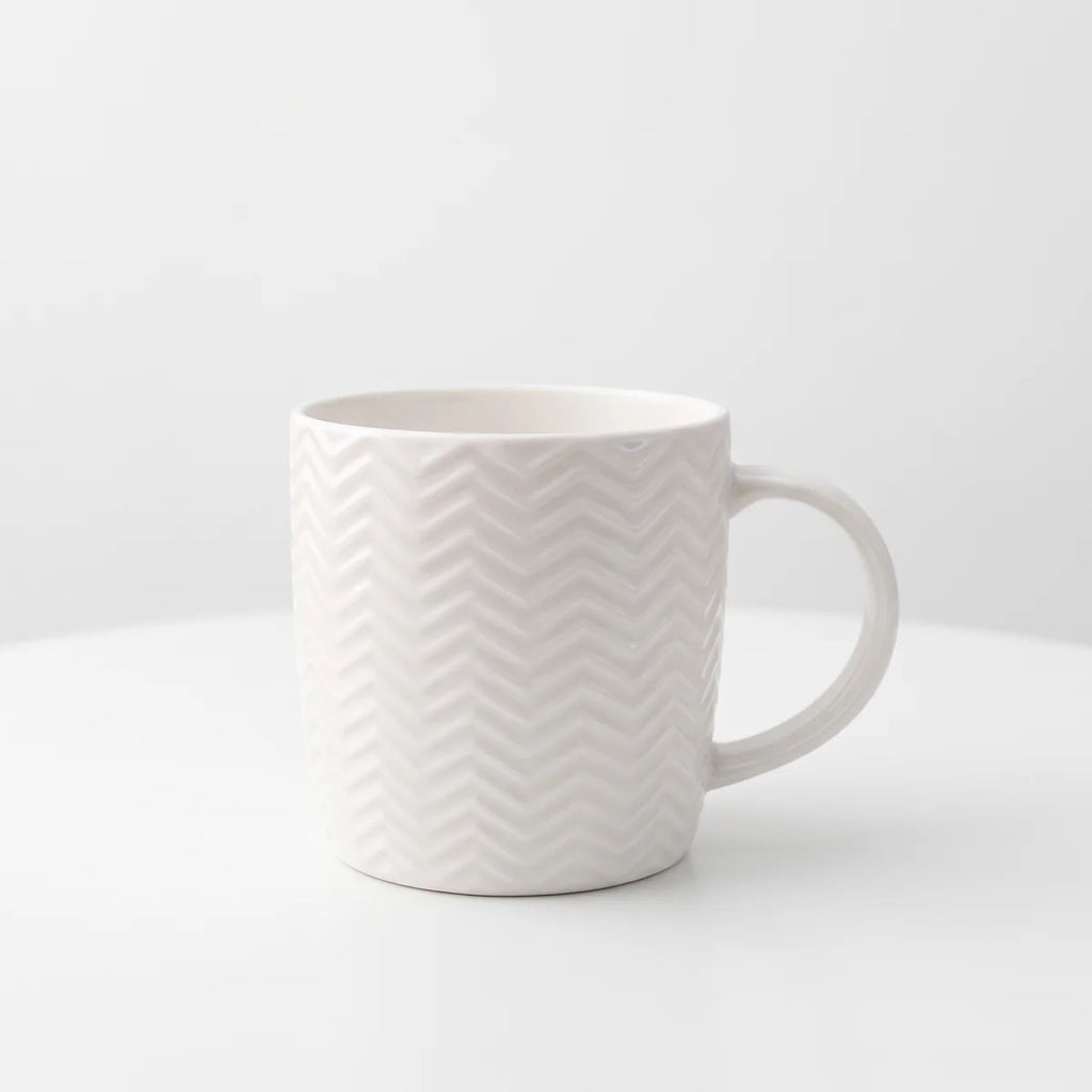 Weiße Kaffeetasse aus Keramik mit Struktur – Elegantes Fischgrätmuster