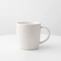 Weiße Kaffeetasse aus Keramik mit Struktur – Elegantes Fischgrätmuster