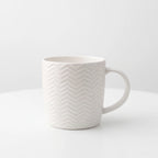 Weiße Kaffeetasse aus Keramik mit Struktur – Elegantes Fischgrätmuster