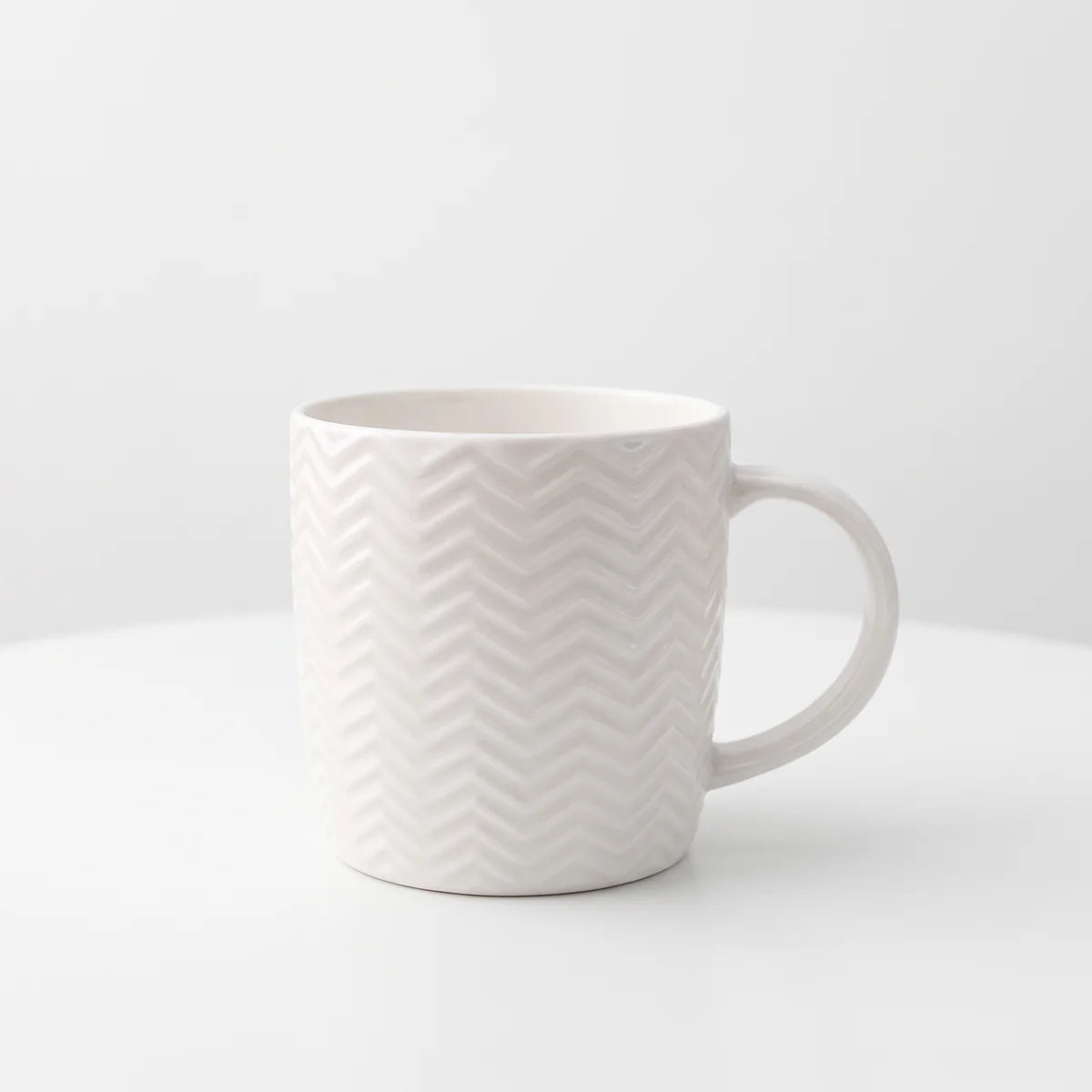Weiße Kaffeetasse aus Keramik mit Struktur – Elegantes Fischgrätmuster