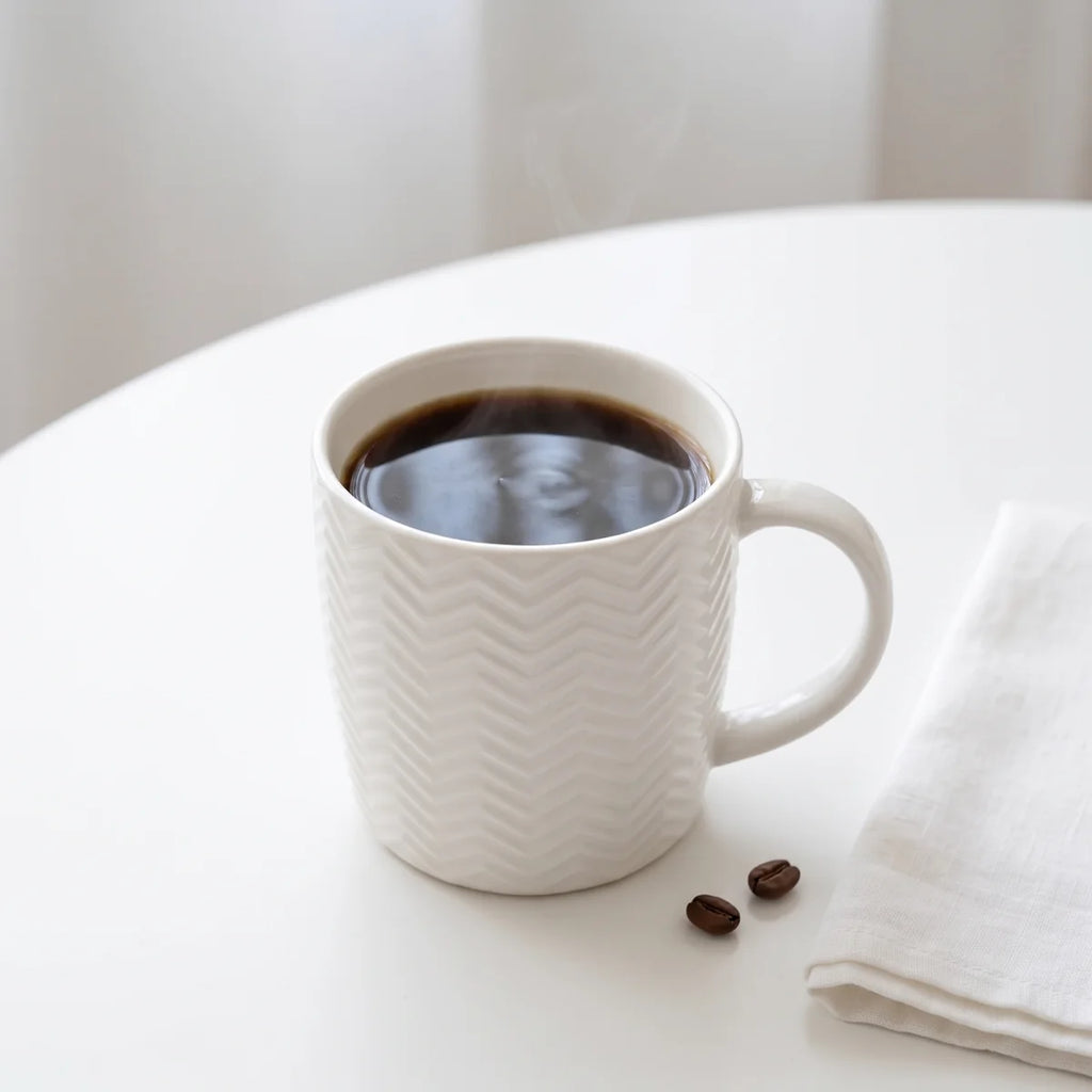 Weiße Kaffeetasse aus Keramik mit Struktur – Elegantes Fischgrätmuster