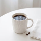 Weiße Kaffeetasse aus Keramik mit Struktur – Elegantes Fischgrätmuster