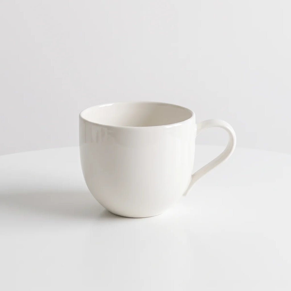 Minimalistische Tasse aus weißem Porzellan – Eleganter Becher für Kaffee und Tee