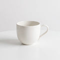Minimalistische Tasse aus weißem Porzellan – Eleganter Becher für Kaffee und Tee