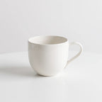 Minimalistische Tasse aus weißem Porzellan – Eleganter Becher für Kaffee und Tee