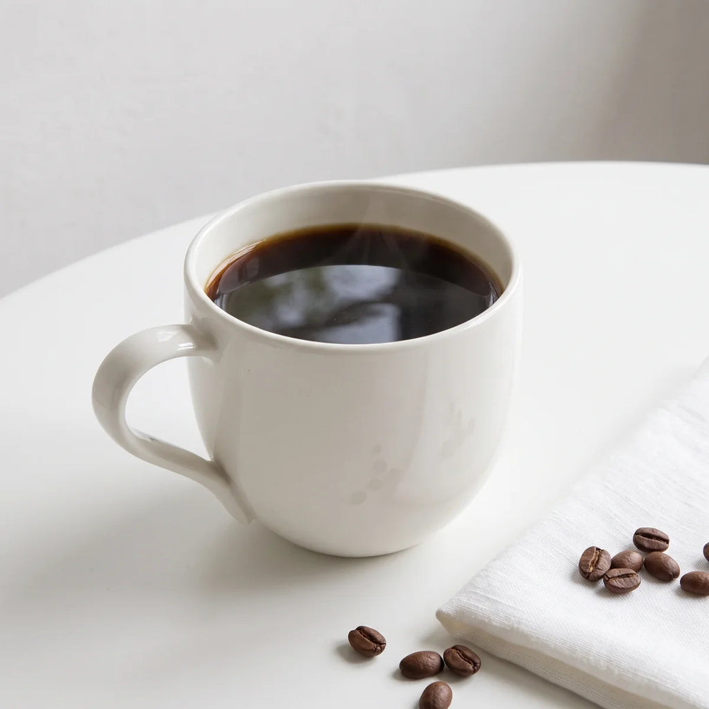 Minimalistische Tasse aus weißem Porzellan – Eleganter Becher für Kaffee und Tee