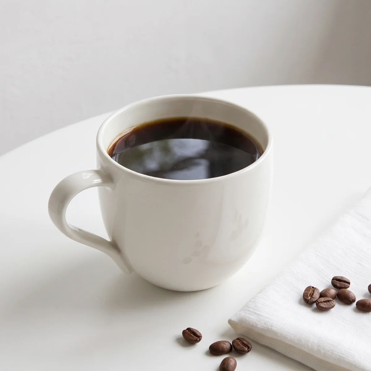 Minimalistische Tasse aus weißem Porzellan – Eleganter Becher für Kaffee und Tee