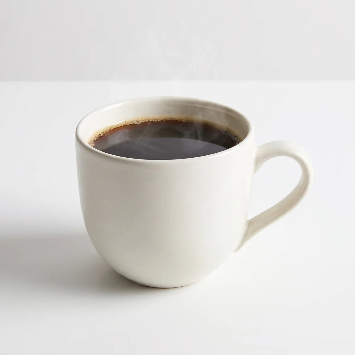 Minimalistische Tasse aus weißem Porzellan – Eleganter Becher für Kaffee und Tee