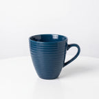 Elegante Kaffeetasse aus dunkelblauer Keramik mit Wellenmuster