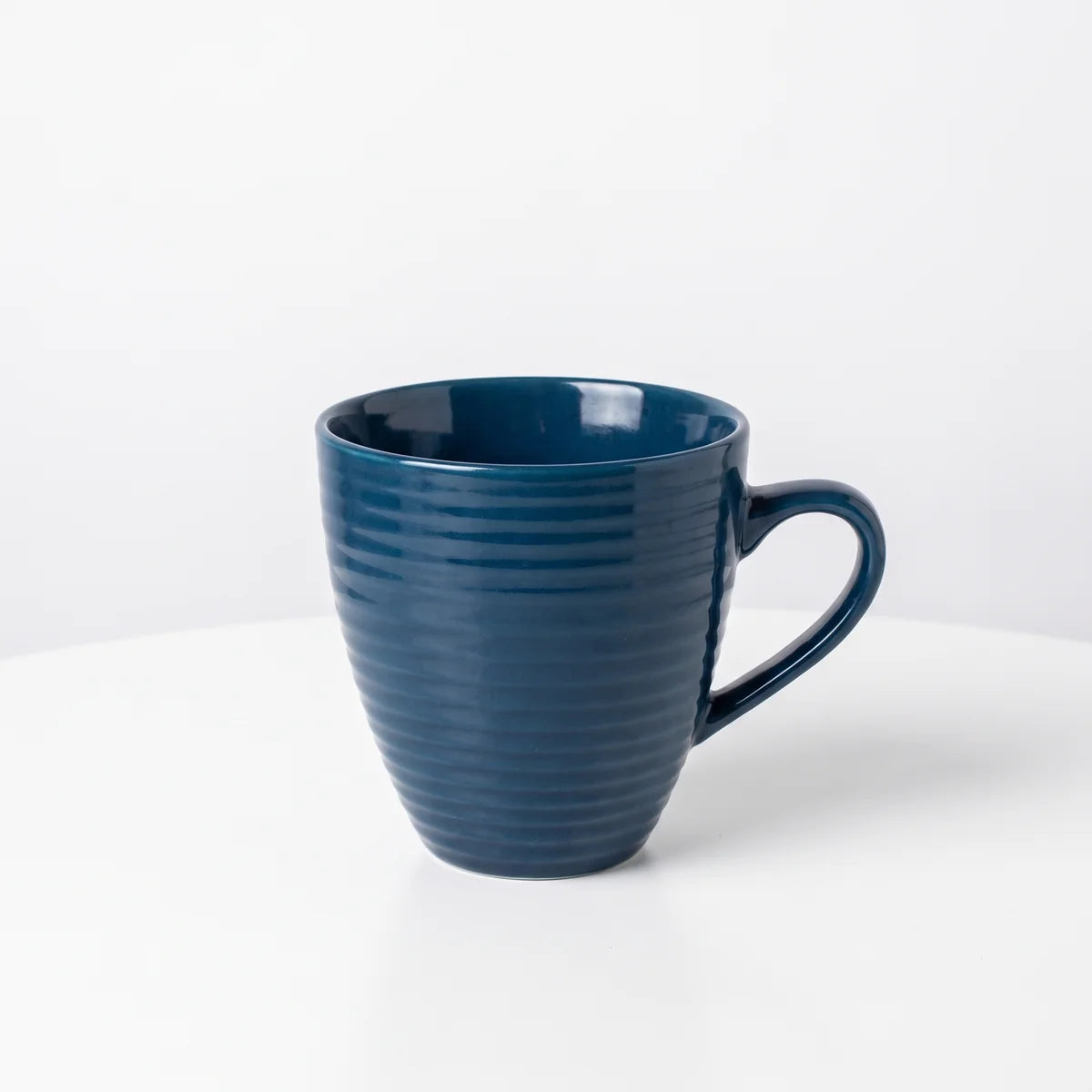Elegante Kaffeetasse aus dunkelblauer Keramik mit Wellenmuster