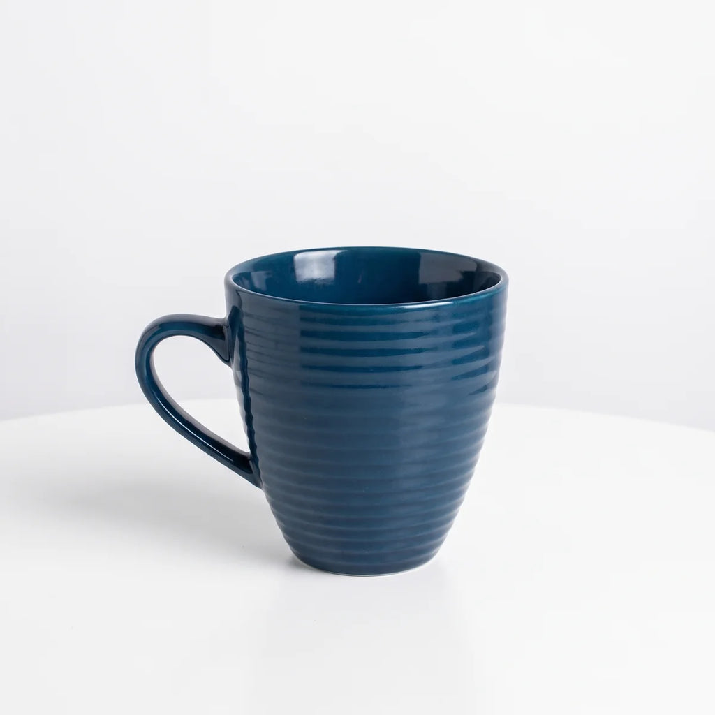 Elegante Kaffeetasse aus dunkelblauer Keramik mit Wellenmuster