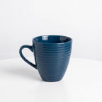 Elegante Kaffeetasse aus dunkelblauer Keramik mit Wellenmuster