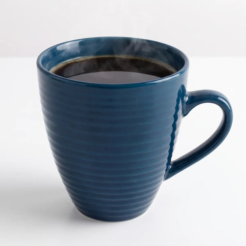 Elegante Kaffeetasse aus dunkelblauer Keramik mit Wellenmuster