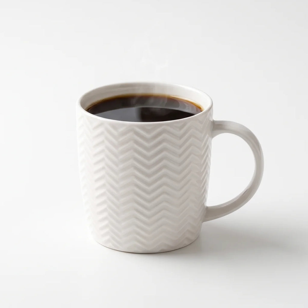 Weiße Kaffeetasse aus Keramik mit Struktur – Elegantes Fischgrätmuster